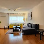 Modern 3 Bed Flat - Beaches, Expo & Fun - Your Gateway To Lisbon Lägenhet