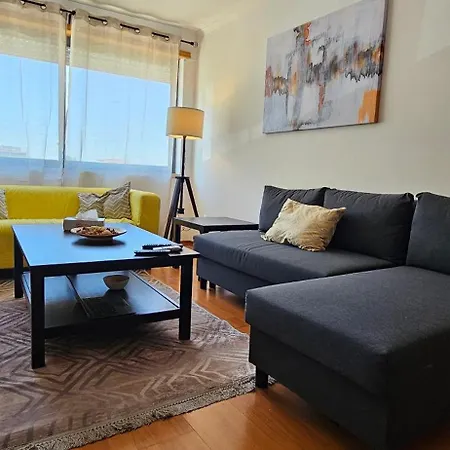 Modern 3 Bed Flat - Beaches, Expo & Fun - Your Gateway To Lisbon アパート モンチジョ