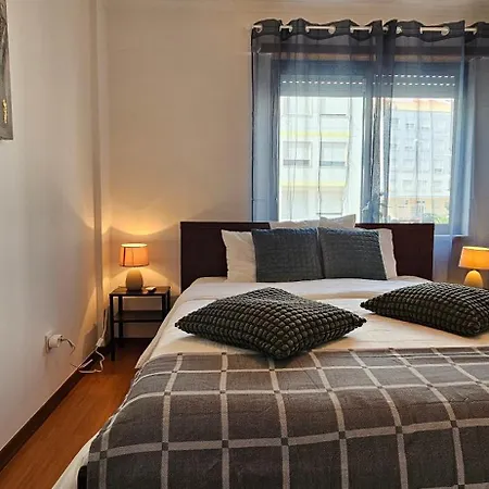 Modern 3 Bed Flat - Beaches, Expo & Fun - Your Gateway To Lisbon アパート モンチジョ