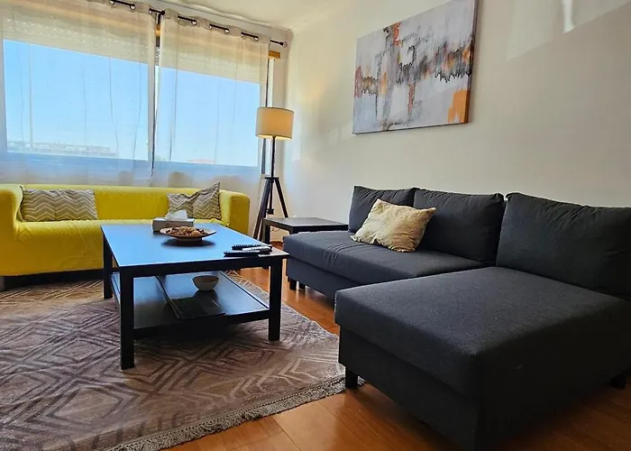 Modern 3 Bed Flat - Beaches, Expo & Fun - Your Gateway To Lisbon Апартаменты Монтижу